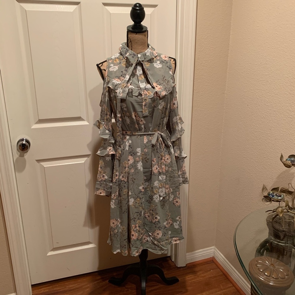 Mint green floral print dress with cold sh…